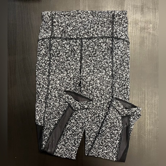 Lululemon Sole Training Crop - Sz 4 - Picture 1 of 6